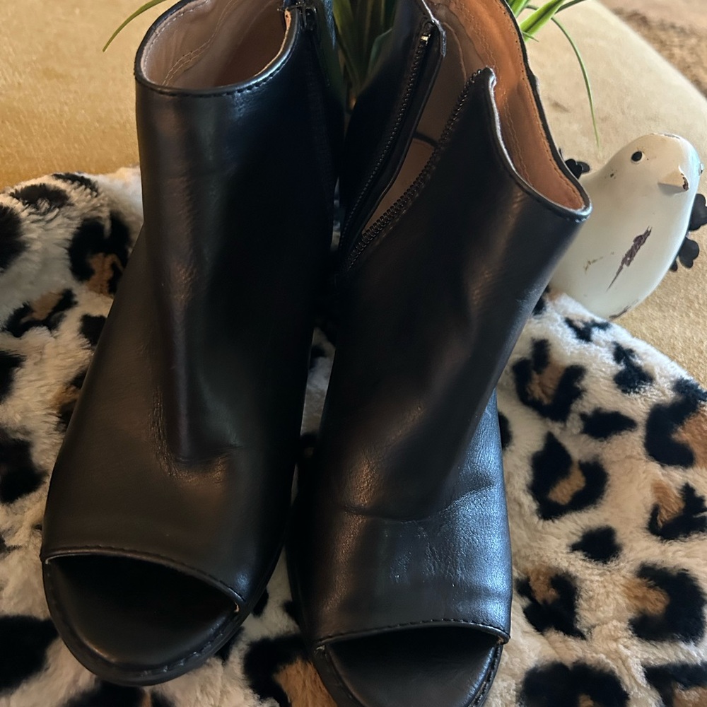 Express open toed booties, black, size 9, leather